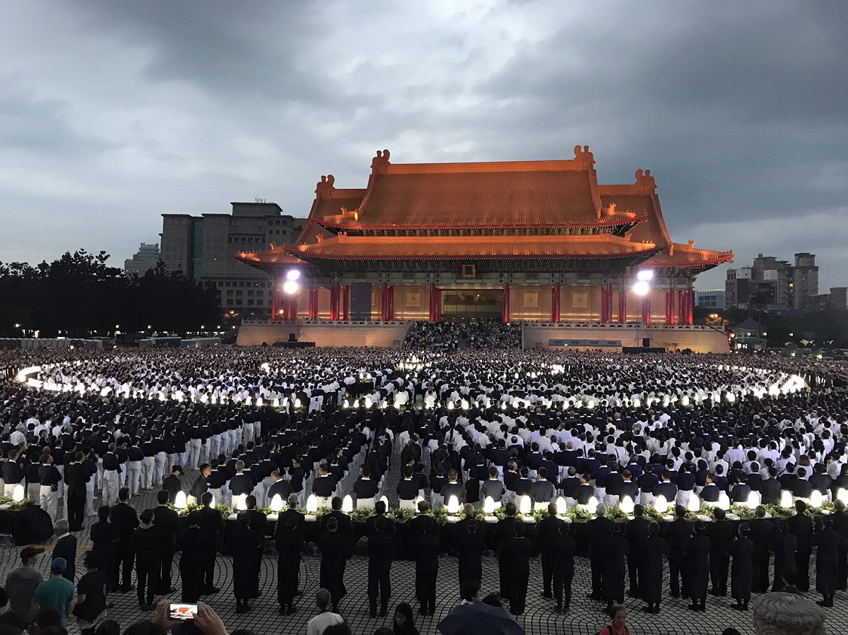 慈濟舉辦全台最大規模浴佛大典，邀請總統蔡英文、前總統馬英九、台北市長柯文哲及各國使節來到台北市中正紀念堂。 圖：慈濟基金會提供