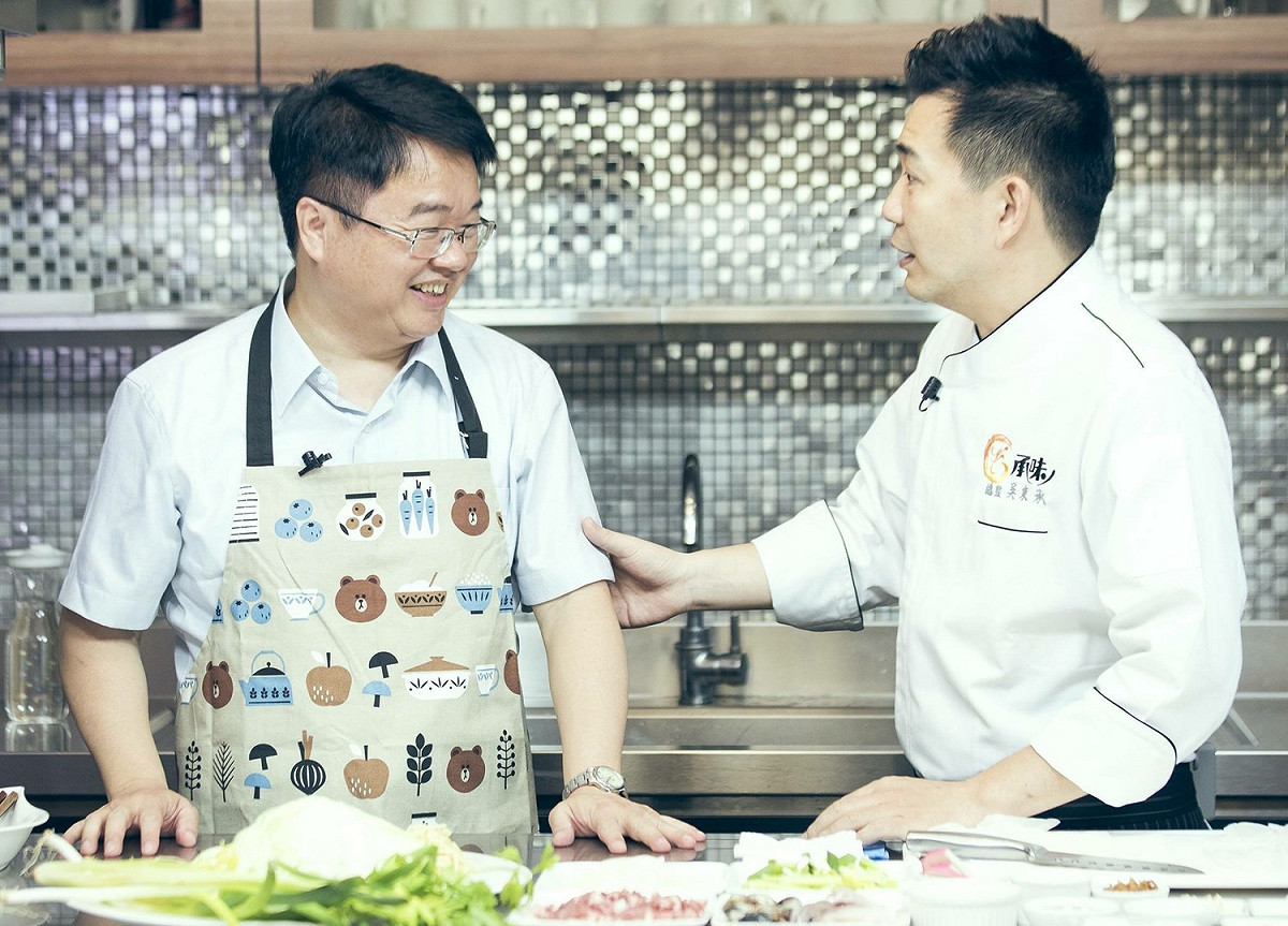 應景上型男主廚秀廚藝—媽媽的炒麵。他在主持人要求下CALL OUT秉媽，媽媽的反映讓他哭笑不得。他還說，小時候的胖，不是胖，是來自母親的營養，長大後的胖，真的胖。 圖：翻攝自吳秉叡臉書