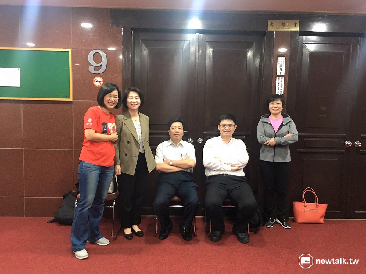 今(15）日繼續審查「前瞻基礎建設特別條例」草案，清晨06:15，民進黨立委劉世芳、鄭寶清、蘇巧慧就來到立院排隊等登記發言。還全副武裝，女性立委全換上運動鞋T恤，有備而來。 圖:翻攝自劉世芳臉書