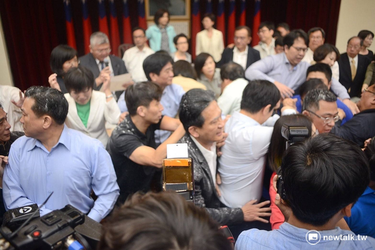 前瞻基礎建設特別條例草案，自4月24日委員會答詢結束後，藍綠已經纏鬥進入第4周，上周5月11日，藍綠爆發強力推擠，國民黨還灑太白粉，灑得藍綠立委白頭白臉的。 圖:翻攝自蘇巧慧臉書