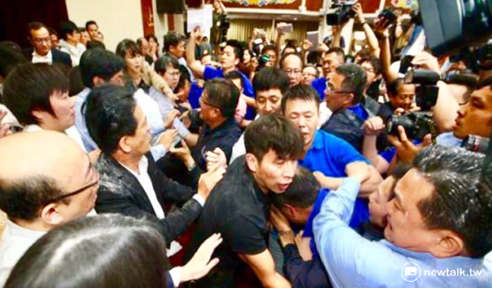 前瞻基礎建設特別條例草案，自4月24日委員會答詢結束後，藍綠已經纏鬥進入第4周，上周5月11日，藍綠爆發強力推擠，國民黨還灑太白粉，灑得藍綠立委白頭白臉的。 圖:翻攝第劉世芳臉書