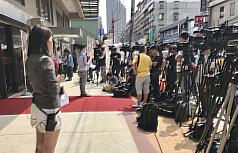 藝人豬哥亮因大腸癌末期入院多時，因癌末、肝衰竭於日清晨5時左右去世，他的遺體送往新北市板橋的殯會館處理後事，大批媒體在殯葬會館外守候。
 圖：中央社/攝