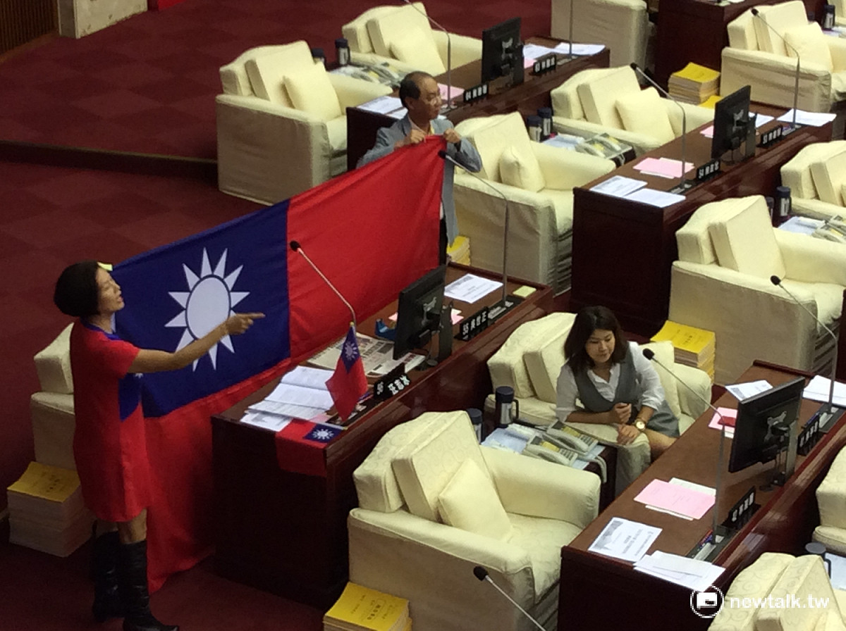 議員汪志冰身穿國旗套裝，拿出大面國旗質詢柯文哲，是否能攜入場？ 圖：程士華/攝