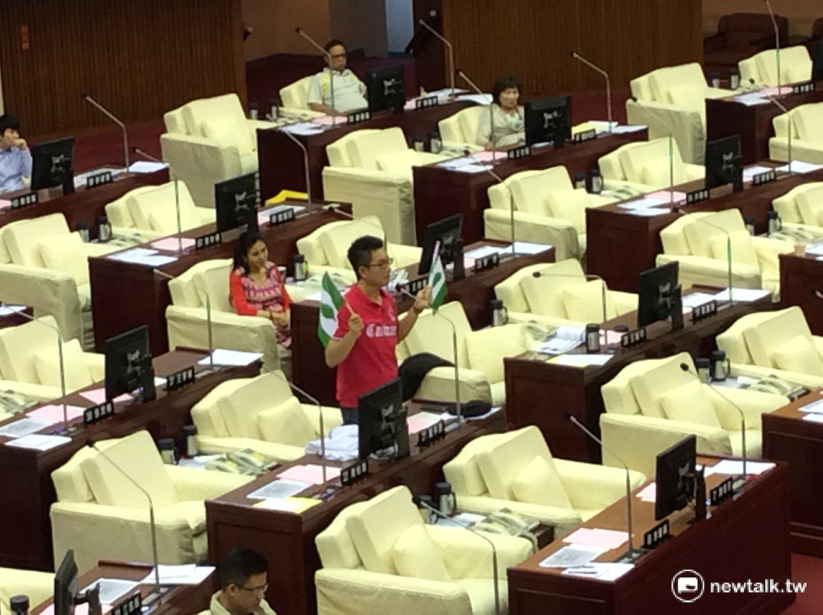 議員童仲彥帶著台灣旗詢問柯文哲，是否能攜入場？ 圖：程士華/攝