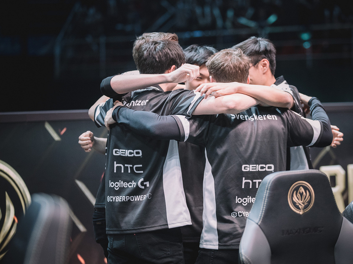 TSM賽前為彼此加油打氣，但最後仍無緣四強。 圖：翻攝自 LoL Esports Photos flickr