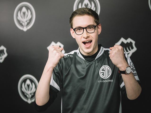 被閃電狼擊敗無緣四強，TSM Bjergsen表示：「今天不是個好日子，但至少Maple告訴我：『他愛我』，這件事讓所有事情都變得美好了一些。」 圖：翻攝自 LoL Esports Photos flickr