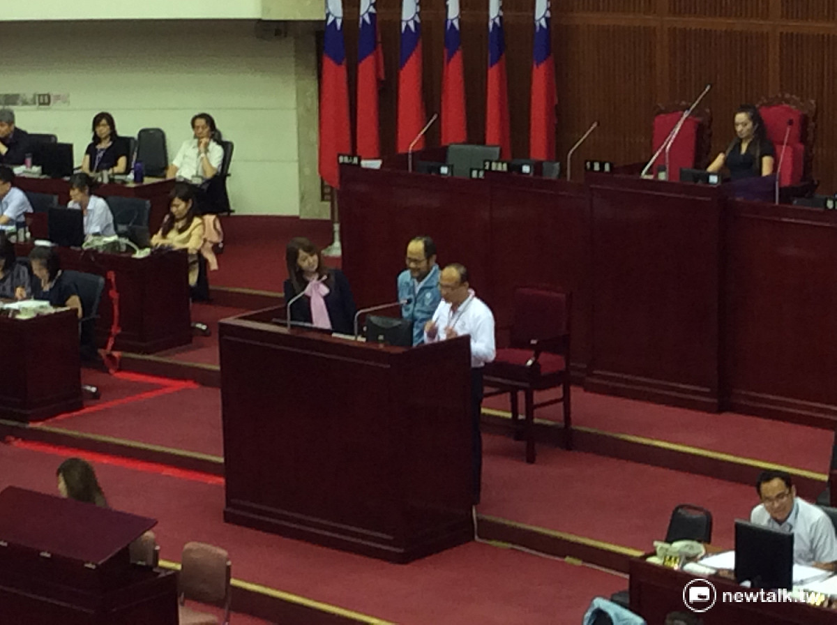 世大運主題曲是哪一首？教育局長曾燦金直接在議會被考倒，觀傳局長簡余晏與文化局長鍾永豐趕緊上台救援。 圖：程士華/攝