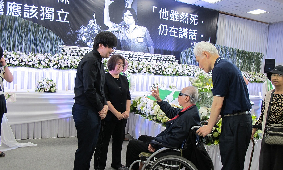 與蔡有全同台獨案入獄的許曹德（右二）向蔡有全遺孀周慧瑛（左二）、獨子蔡心岳（左一）致慰悼之意。 圖：林朝億/攝