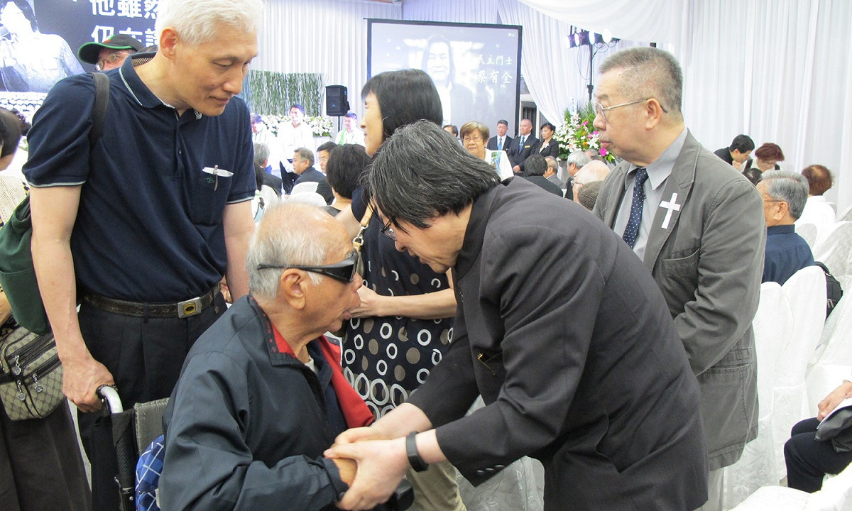 前國安會秘書長邱義仁（右二）、前國安會副秘陳忠信（右一）向許曹德致意。 圖：林朝億/攝