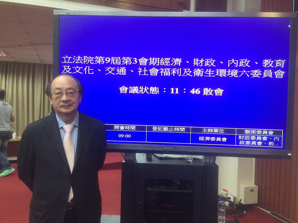 前瞻基礎建設條例15日在立法院完成委員會初審，民進黨團總召柯建銘特別站在電子看板上，留下歷史紀錄，並盼能儘快完成三讀。 圖：柯建銘辦公室/提供