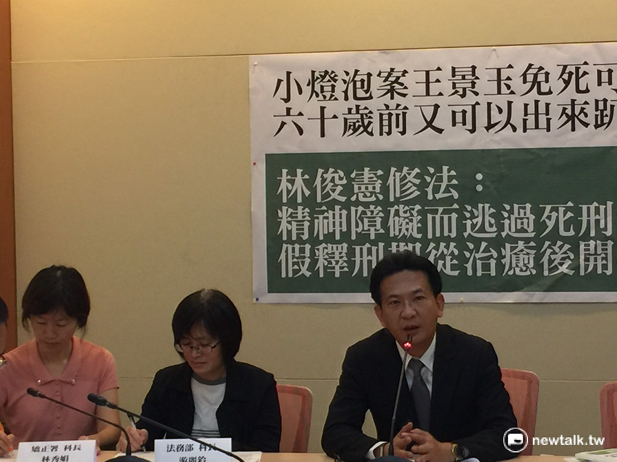 小燈泡案兇嫌王景玉被判無期徒刑，而非死罪一事，引發社會不滿聲浪，民進黨立委林俊憲16日表示，將提案修改刑法，對於精神病患受刑犯，在治癒前不得假釋。 圖：林人芳／攝