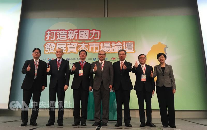 為提高年輕人對股市的參與，金管會目前正研擬逐筆交 易，以及高價股交易單位的降低，讓散戶也買得起高價 股，圖左4為金管會副主委鄭貞茂。 圖：中央社