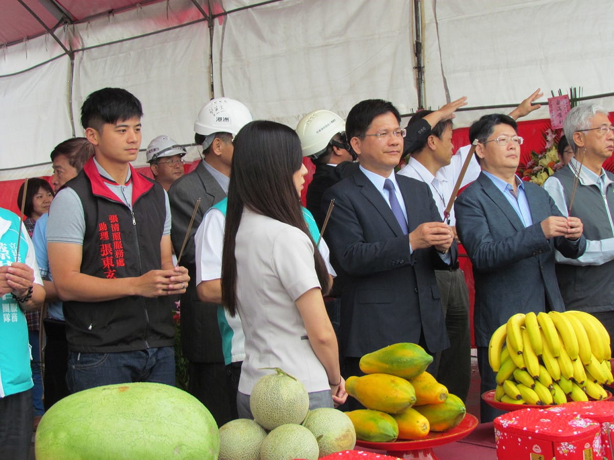 台中市長林佳龍（中）等人上香祈求工程順利。 圖：台中市副議長張清照服務處/提供