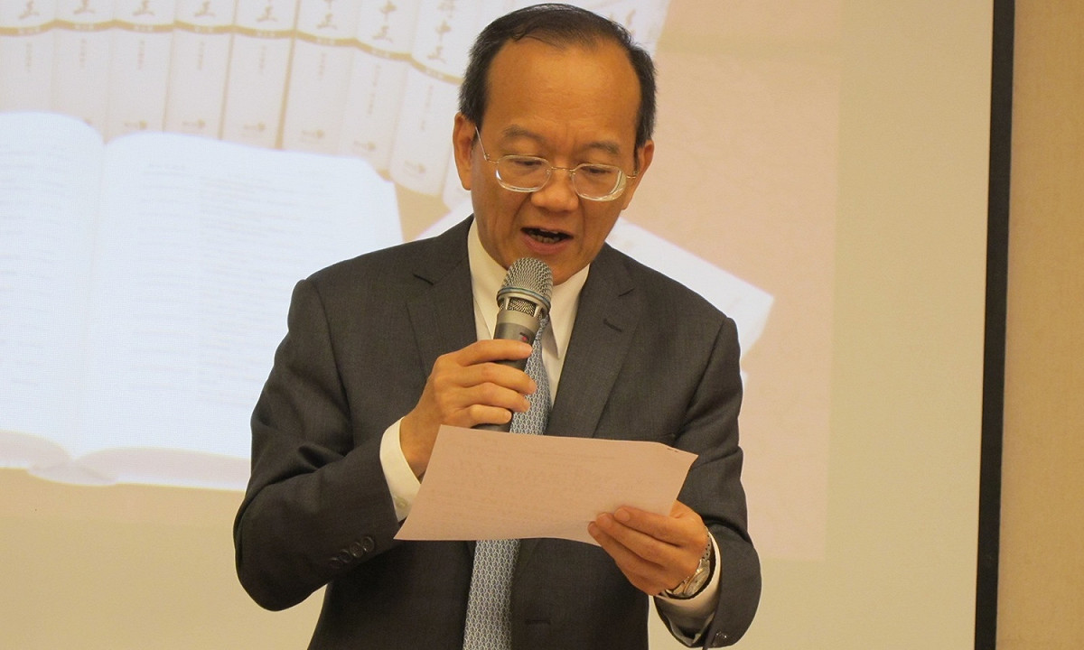 台大出版中心主任王泰升16日出示他先前在史丹福大學手抄蔣介石日記關於「復行視事」的剪報。 圖：林朝億/攝
