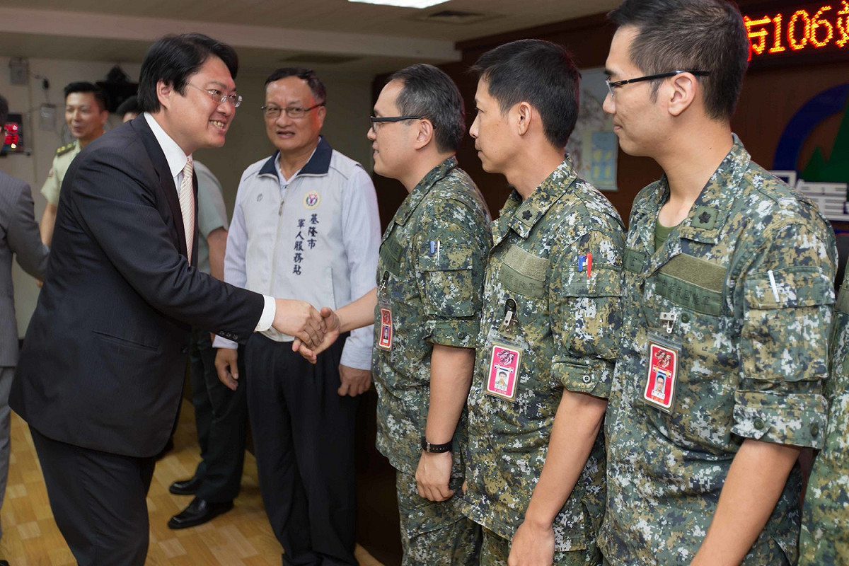端午佳節將屆，基隆市長林右昌今 (16) 日一一頒發加菜金給各駐軍單位代表。 圖 : 基隆市政府/提供