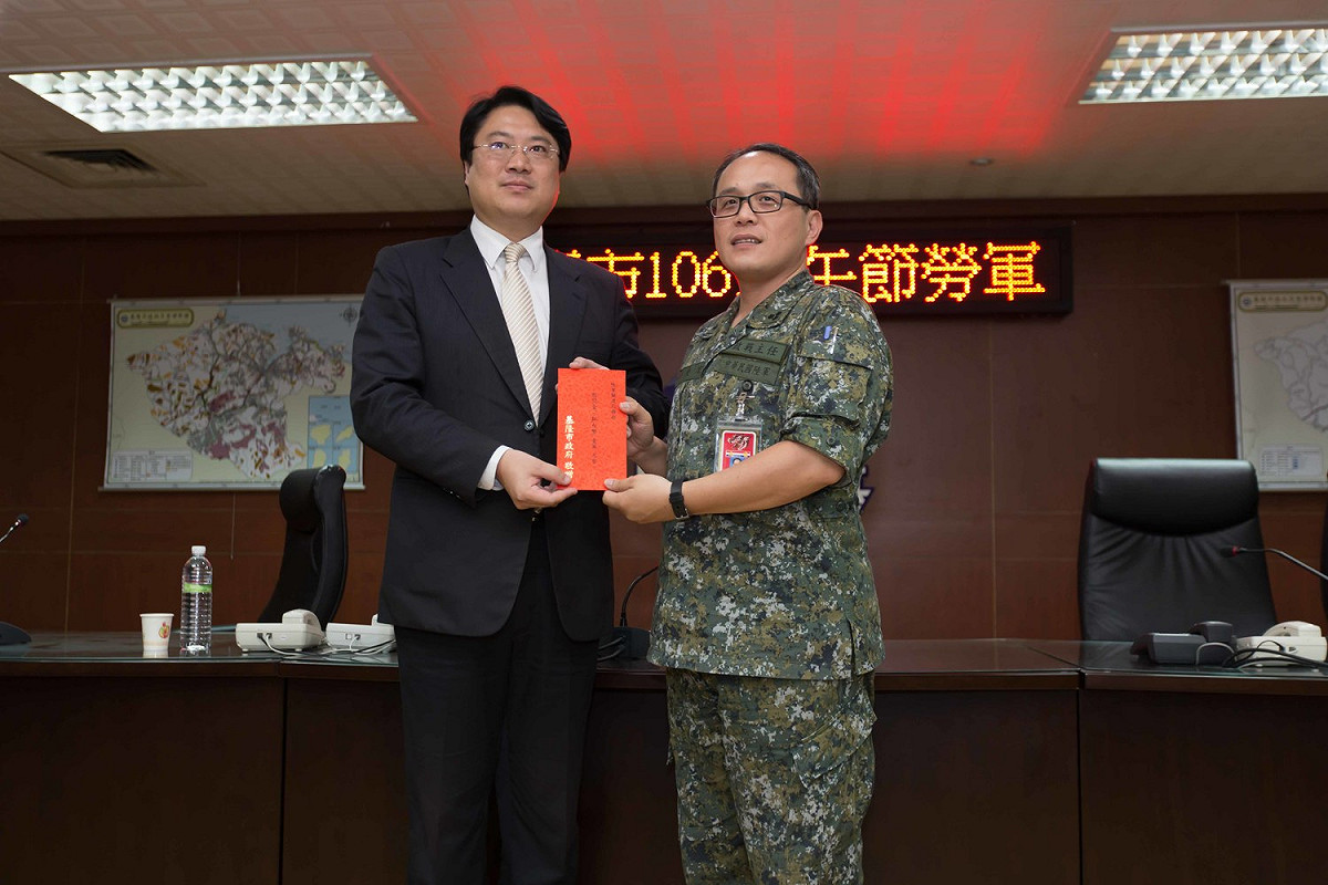 端午佳節將屆，基隆市長林右昌今 (16) 日一一頒發加菜金給各駐軍單位代表。 圖 : 基隆市政府/提供