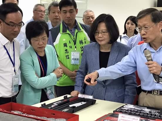 總統蔡英文到中鋼公司視察，實地走訪第三冷軋工場，強調台灣經濟發展，中鋼絕對是關鍵性企業。 圖：翻攝自劉世芳臉書