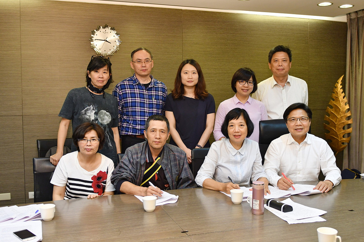 內政部長葉俊榮今（16）日與大埔當事人彭秀春女士、長期關注民間人士合影。 圖：內政部／提供