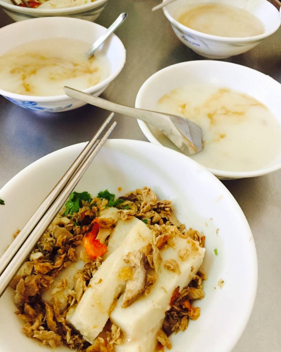 東港街上有許多著名的肉粿小吃店，搭配特製醬汁，滋味令人難忘。 圖：翻攝自i屏東instagram