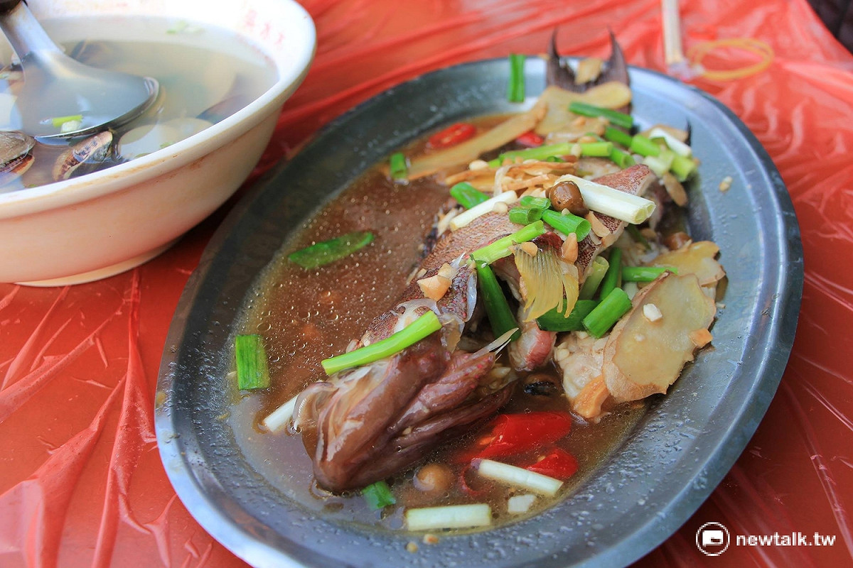 不過十多分鐘，美味、熱騰騰的現煮魚料理上桌。 圖：呂晏慈攝