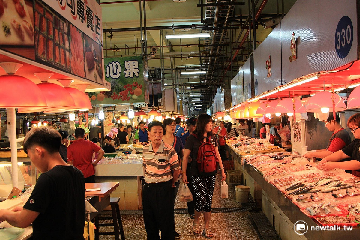 華僑市場是走訪東港必遊景點之一，買海鮮、享用料理，皆可在一座小漁市滿足。 圖：呂晏慈攝