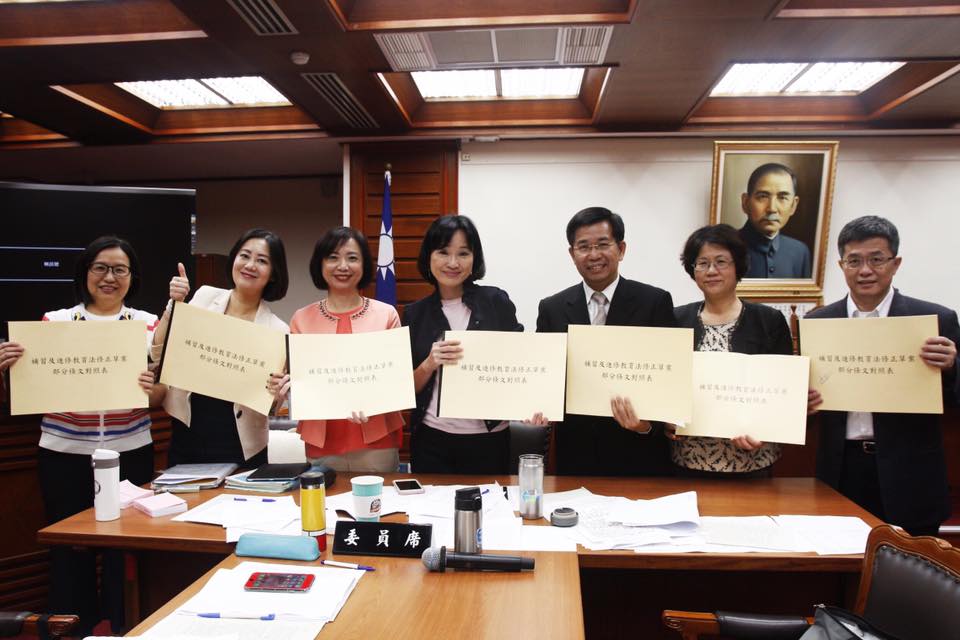 立法院17日初審通過「補習及進修教育法第九條條文修正草案」，增訂「防狼師條款」。 圖：翻攝自吳思瑤臉書