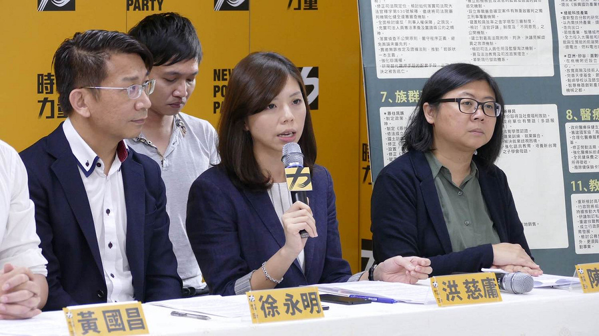 洪慈庸（右二）認為，蔡政府應亟思解決年輕人「低薪過勞」問題。 圖：時代力量黨團／提供