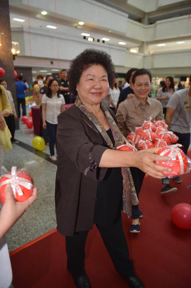 總統蔡英文就職將滿週年，民調普遍低落，對此高雄市長陳菊呼籲，台灣社會應對勇於改革的國家領袖給予高度肯定。 圖:翻攝自陳菊臉書。