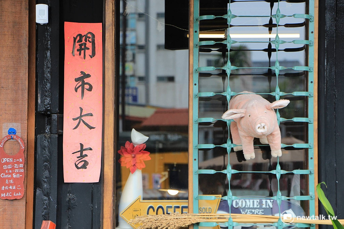 屏東青創園區將老屋、貨櫃、廢棄公車改造為咖啡廳，吸引年輕商家進駐。 圖：呂晏慈攝