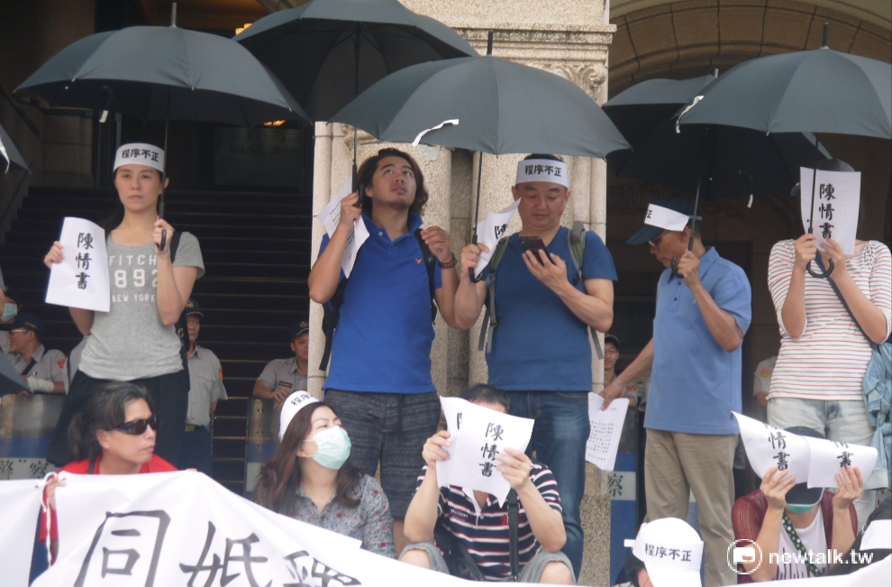 下一代幸福聯盟聲援民眾聚集司法院外。 圖：鍾孟軒/攝
