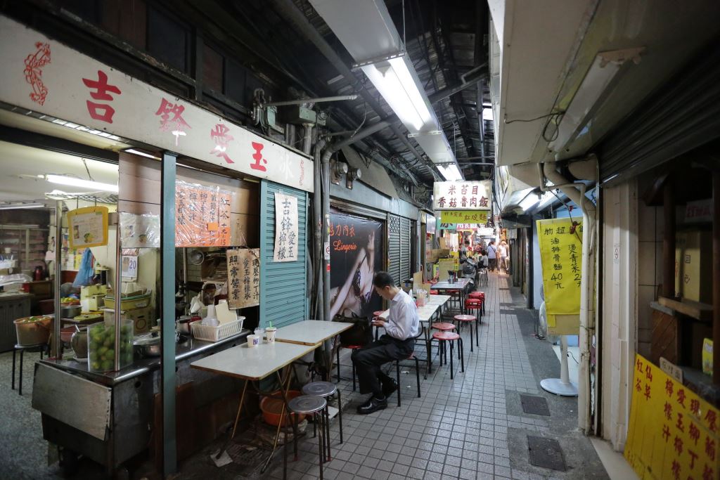 第二市場中，各式小店與攤販林立，盡顯庶民美食魅力。 圖：翻攝自台中觀光旅遊網