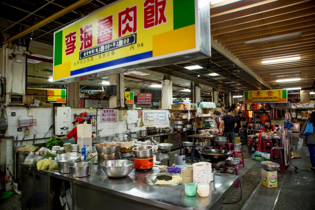 市場內隨便一處小吃攤，包括爌肉飯、麻芛、香菇肉羹、紅茶、麵攤等店，都擁有數十年歷史。 圖：翻攝自台中觀光旅遊網