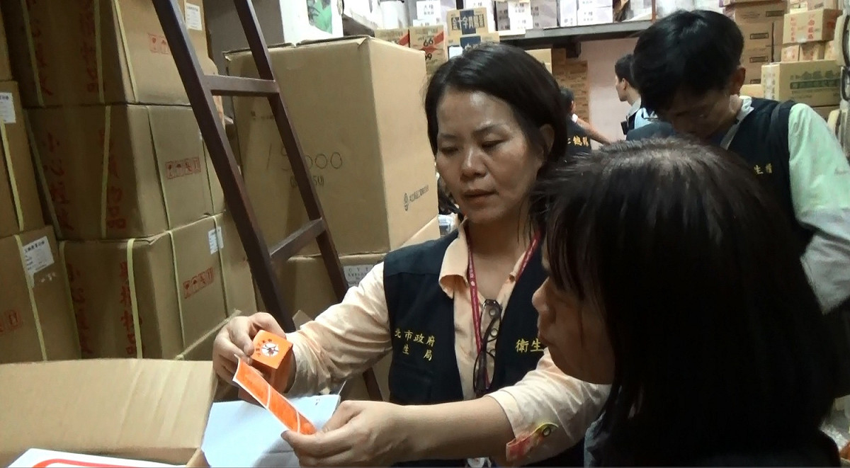 新北市衛生局查獲「極品正露丸」等藥品遭竄改效期情事，至傍晚共清點不同規格過期藥品達546箱。    圖 : 翻攝新北市衛生局網站