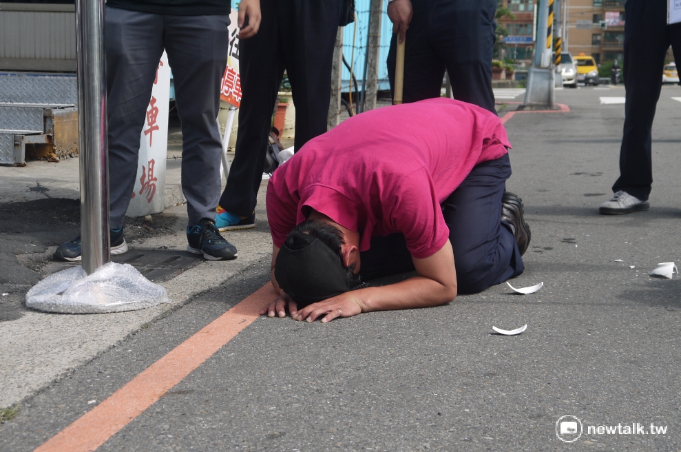 現任桃園客運司機張立宗將瓷碗摔破象徵司機健康如同瓷碗般脆弱，並於眾人面前下跪請求別再打壓司機。 圖：鍾孟軒/攝