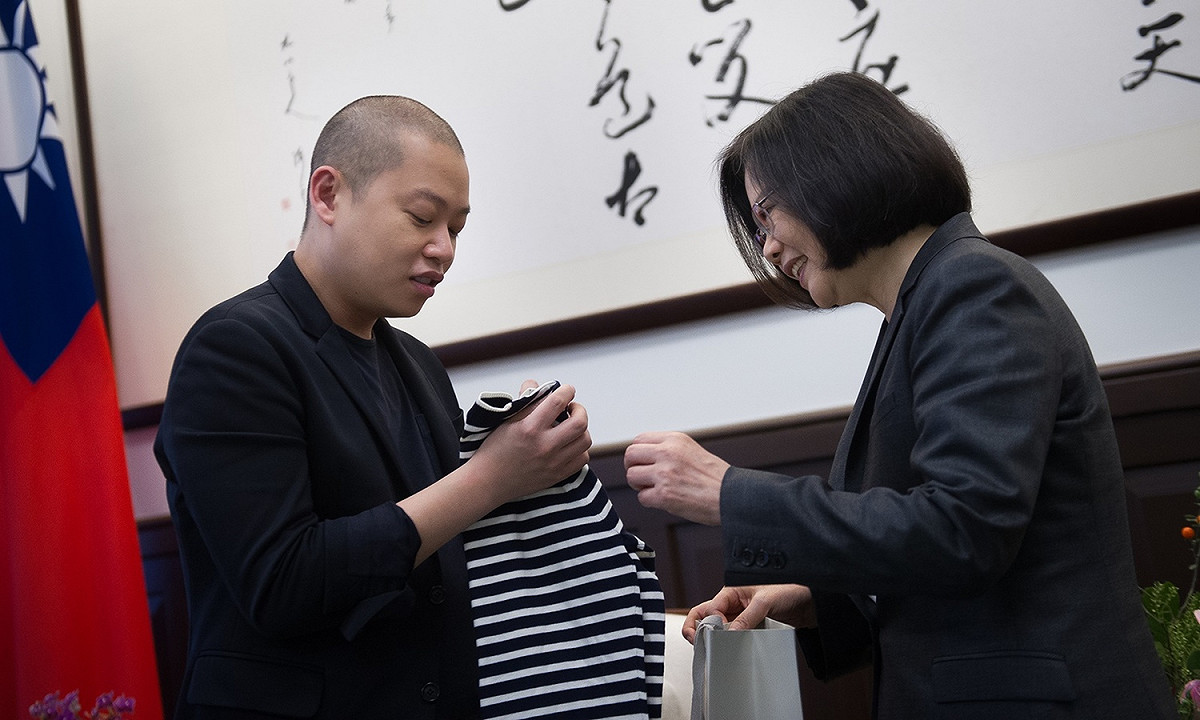 總統蔡英文18日上午在總統府接見國際知名的台裔服裝設計師吳季剛。 圖：總統府提供