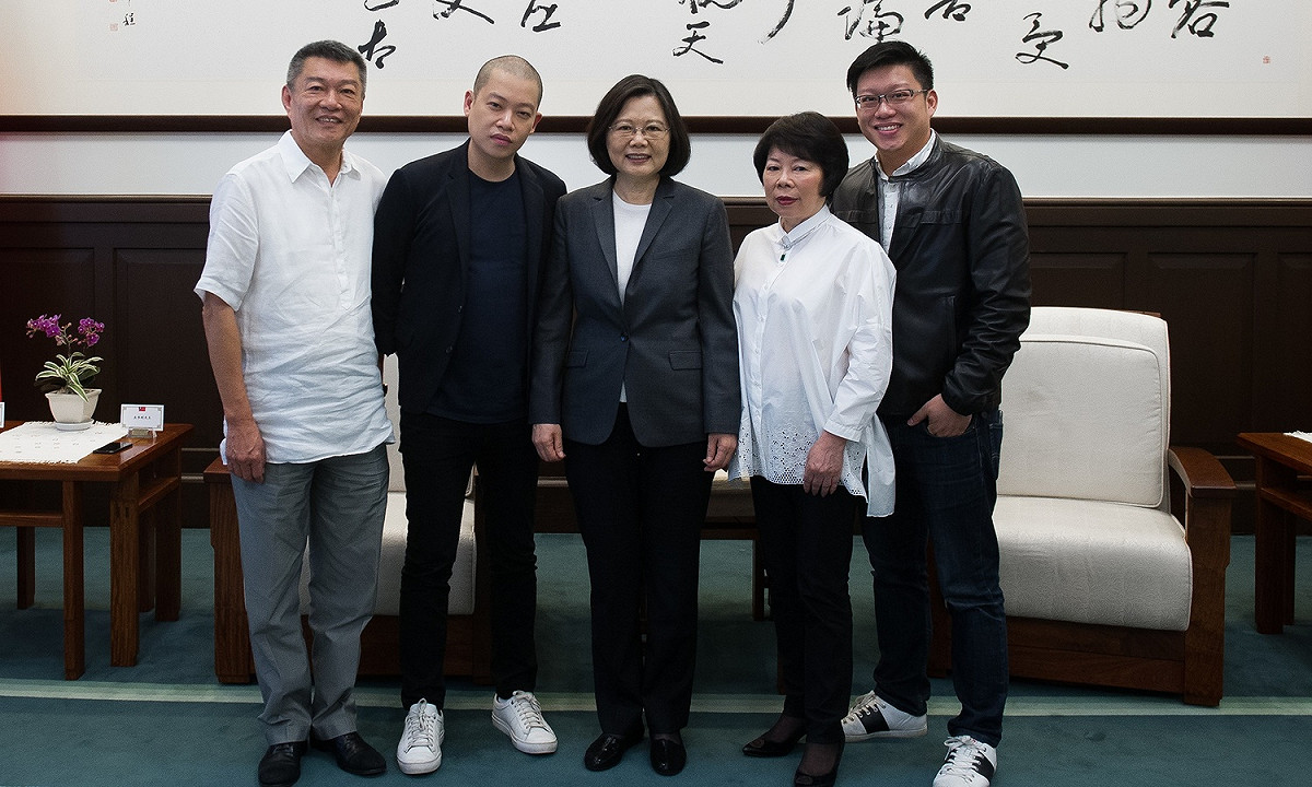 總統蔡英文18日上午在總統府接見國際知名的台裔服裝設計師吳季剛及其家人。 圖：總統府提供