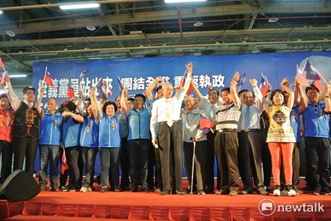 「一帶一路國際合作高峰論壇」14日在北京開幕，與會 代表合影。逾130個國家和70多個國際組織約1500名代 表出席這場論壇，包括29名國際領袖。 （新華社提供） 圖 : 新華社