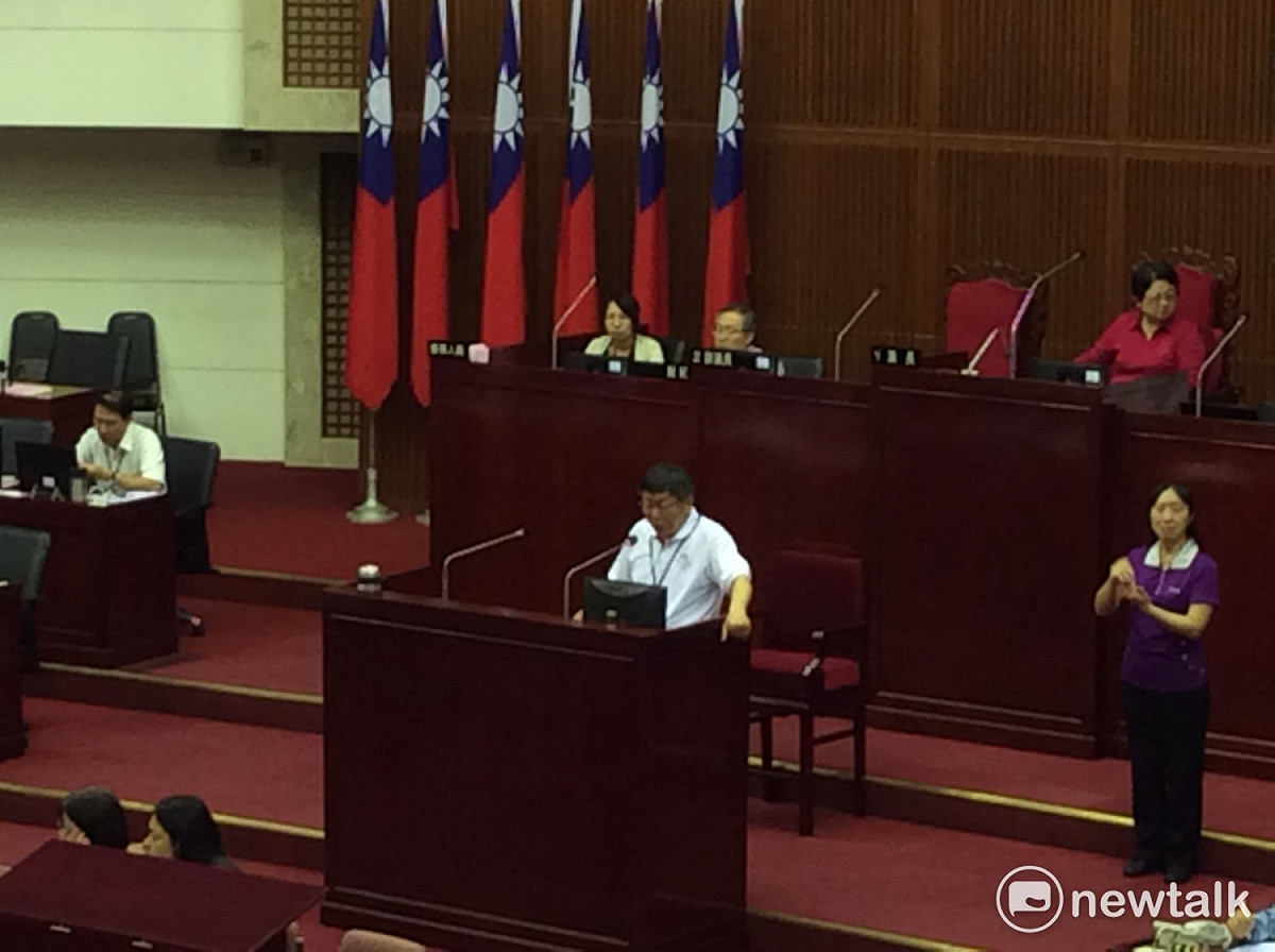 面對議員的質詢世大運現場假設，若中國毀損國旗是否法辦的問題，柯文哲無法回應。 圖：程士華／攝（資料照）