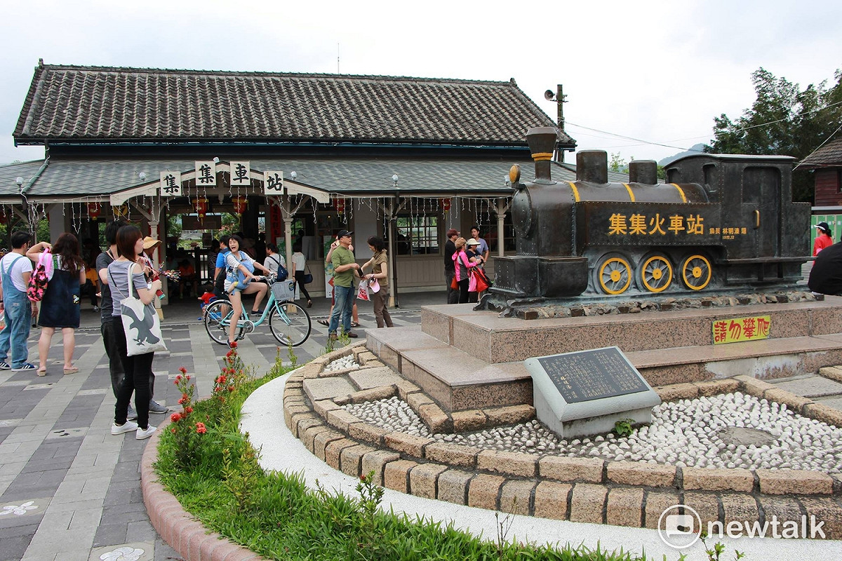 集集車站為一座以檜木打造而成的車站，曾有過一段載運貨品的繁榮歲月，921大地震後重建，展示舊鐵道文物。 圖：呂晏慈攝