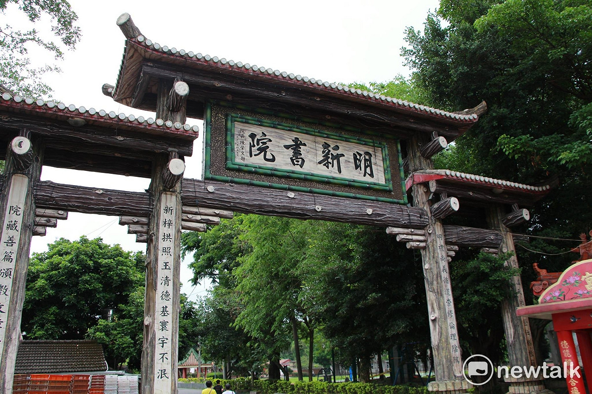 明新書院依傍著永昌國小，為當地著名古蹟，921大地震後重建，兩側廂房存放著許多民俗文物。 圖：呂晏慈攝