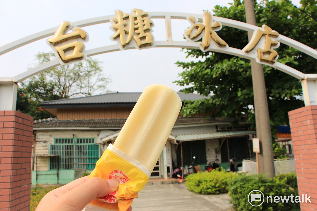 吃根冰棒消暑吧！屏東台糖冰店提供多樣口味的冰棒及冰淇淋，每到夏日假期，總是非常熱門。 圖：呂晏慈攝