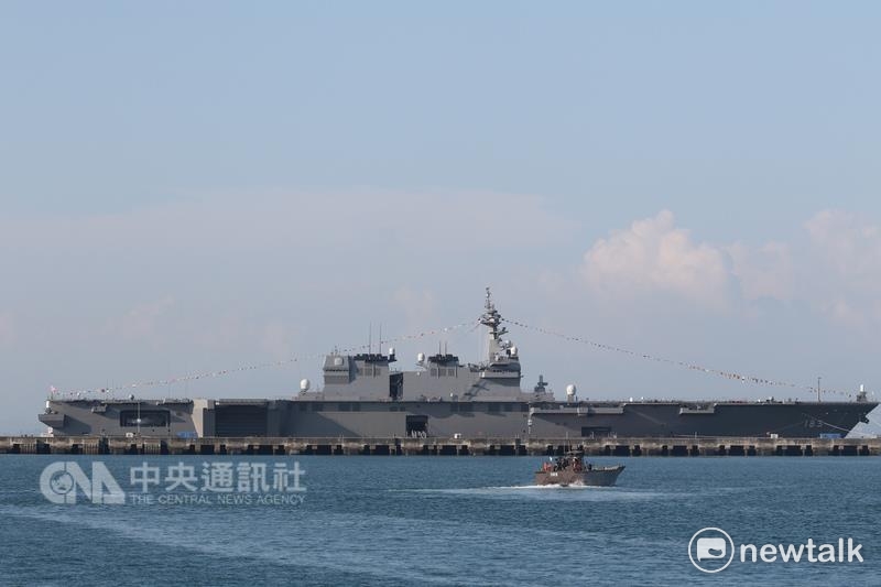 新加坡海軍今年成立50周年，並於15日首度舉行擴大閱 艦式。這次參與海軍檢閱的各國軍艦中，以日本的直升機護衛艦出雲號（JS Izumo）（圖）最受關注。 圖: 中央社