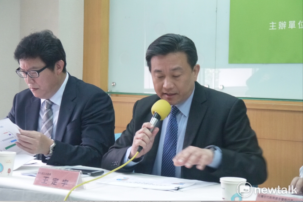 民進黨立委王定宇今（25）天在臉書上澄清網路謠言，指出「立委是民意代表，本身就無退職金；政務官也在民進黨執政時的2004年廢止18%了。」 圖：新頭殼資料照片