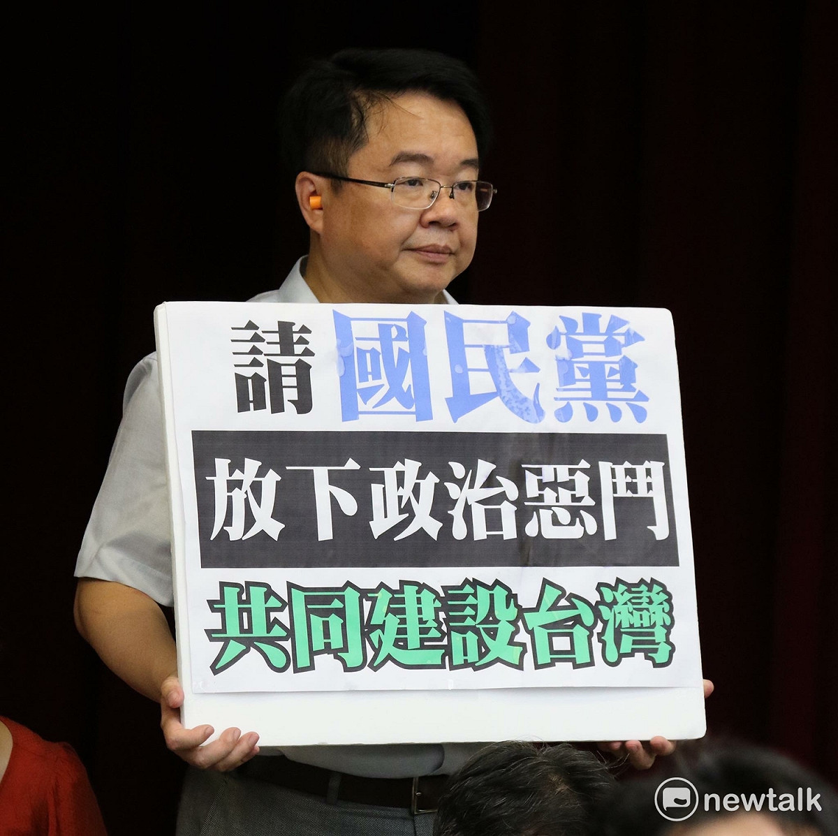 對於媒體民調指台北市長柯文哲聲望高於總統蔡英文，準國民黨主席吳敦義，綠委吳秉叡認盤，無論哪一個媒體民調，柯文哲都應虛心領教。 圖：翻攝自吳秉叡臉書