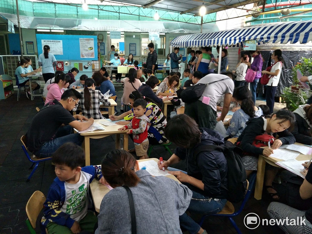 每年暑假前後，家長都要熬夜排隊參加公立幼兒園抽籤，為孩童的幼兒教育擔憂，教保公共化計劃盼減輕家長負擔。 圖：新頭殼資料庫