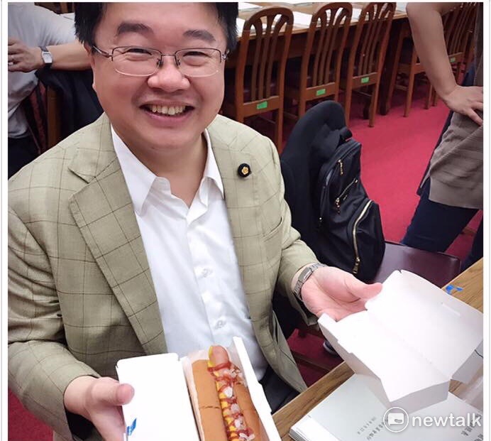 吳秉叡在立法院前瞻審查會前，一早怒吃2個大亨堡，就知道《長大後的胖，真的胖》，他還真的不是一般人的食量，而且，看起來，吳秉叡還以享受美食優先喔！真的是，羅馬不是一天造成的，樂觀天真，是從政最大的本錢。 圖：翻攝自吳秉叡臉書