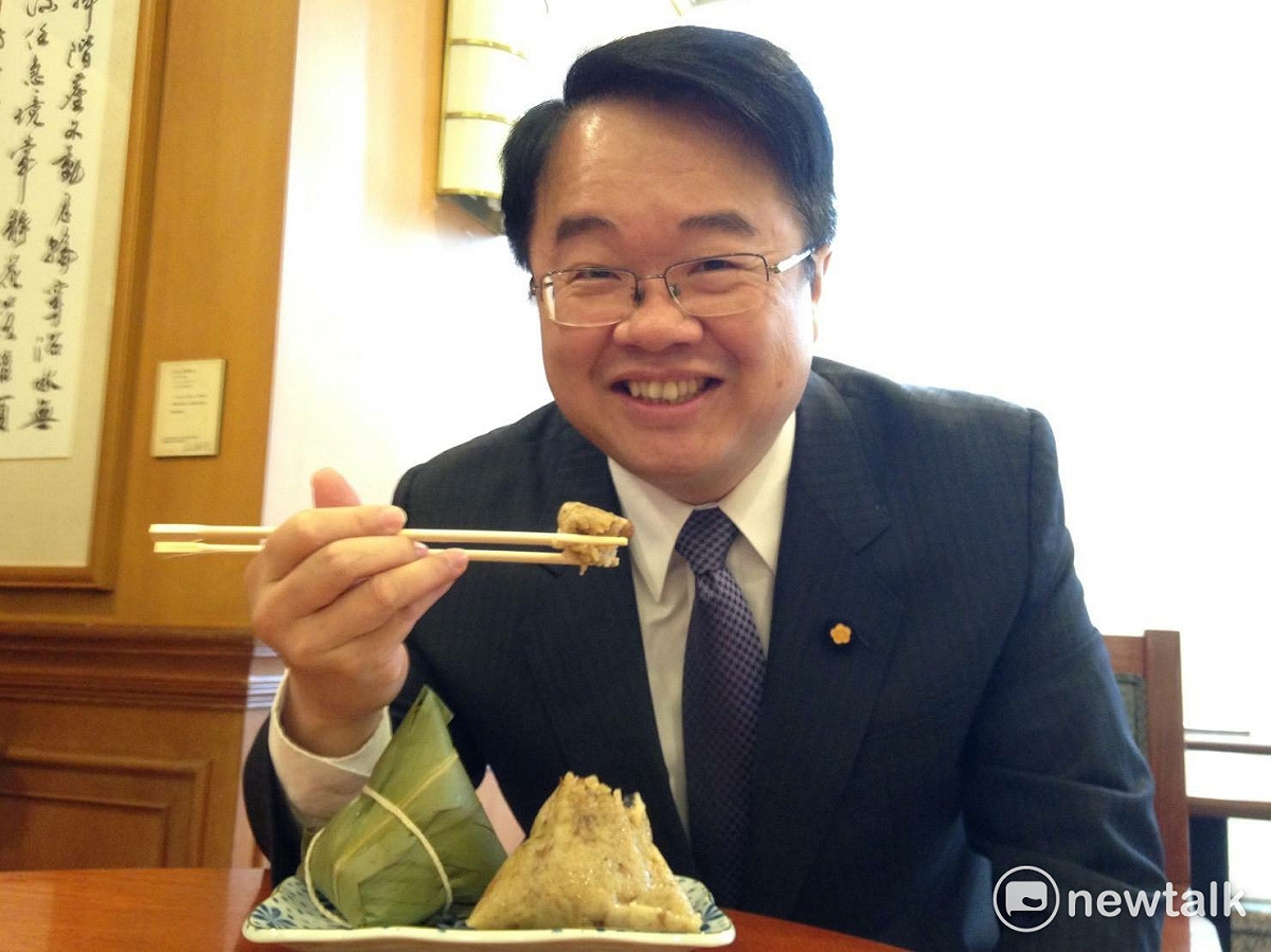 向來很能自嘲的吳秉叡除了吃2個大亨堡，也不怕人知他食量大、美食主義外，為了端午節，他也是大秀吃粽子。 圖：翻攝自吳秉叡臉書