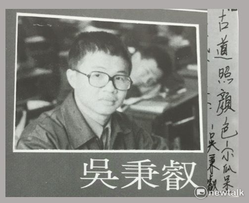 成功高中創校95週年，他也貼出挫挫的高中照—新北大叔的少男時代，他說，當年同學們都叫他「小瓜呆!」不是因為我笨，全因為那些年這包餅乾太火紅啦！瞧，這又是吃的 圖：翻攝自吳秉叡臉書