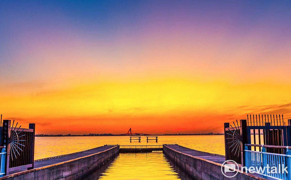 大鵬灣風景區內的落日灣，橘黃色的夕陽將海面染得一片橙黃，伴隨波光粼粼，頗富詩意。 圖：翻攝自大鵬灣國家風景區網站