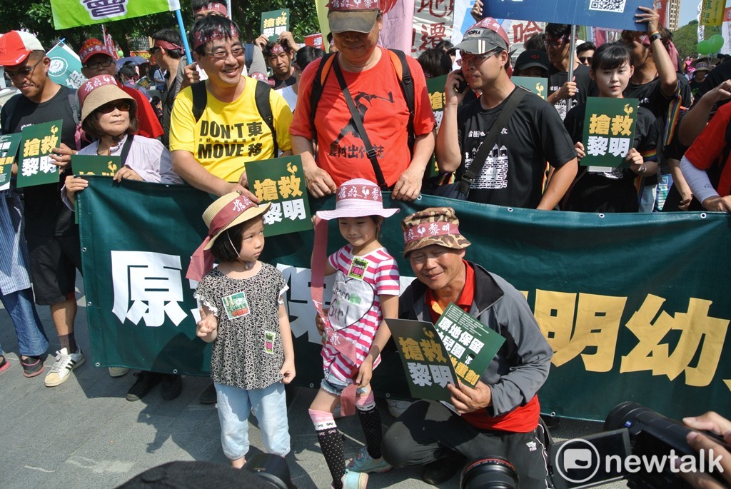 來聲援的小朋友們與黎明幼兒園園長林金連出發前合影。 資料照片：唐復年/攝(資料照片)